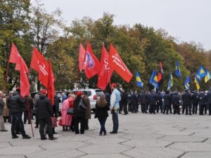 Фото: На мітингу у Полтаві розгорілося протистояння комуністів та націоналістів (фото)