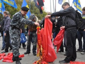 Фото: Фоторепортаж. У Полтаві комсомольці славили Леніна, а націоналісти палили прапор