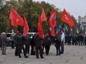 Фото: Відео: Як у Полтаві комуністи та свободівці мітингували через річницю комсомолу