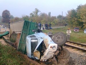 ДТП на залізничному переїзді: на Полтавщині не розминулись вантажівка і локомотив з пасажирами