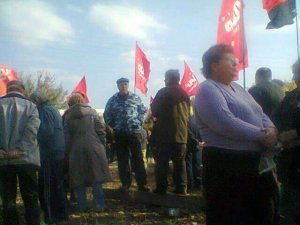 Фото: Полтавці й нардепи зламали огорожу забудови на Дублянщині