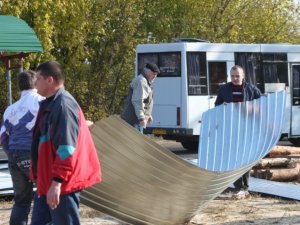 Фоторепортаж. Полтавці і нардепи розібрали огорожу скандальної забудови на Дублянщині