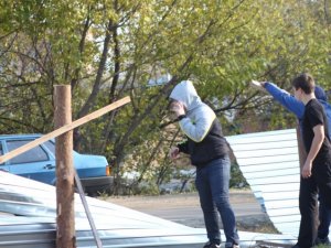 Фото: Фоторепортаж. Полтавці і нардепи розібрали огорожу скандальної забудови на Дублянщині