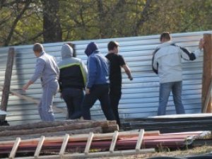 Фото: Обурені полтавці знесли огорожу забудови на Дублянщині (відео)