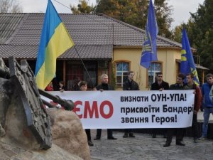 Фото: У Полтаві відзначили 71-ліття створення УПА. Фоторепортаж