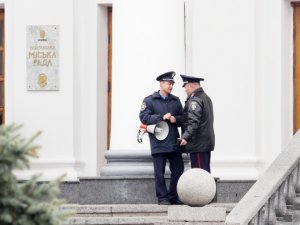 Фото: У Полтаві сесія: мітингу немає, хоча правоохоронці до нього готові