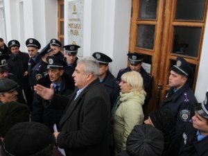 Фото. Як жителі Червоного Шляху штурмували Полтавську міськраду та облдержадміністрацію