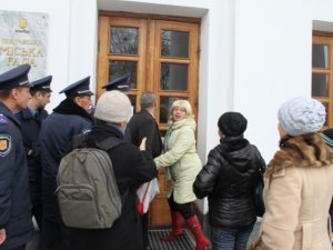 Фото: Відео з мітингу в Полтаві: жителі Червоного Шляху намагались прорватись в мерію