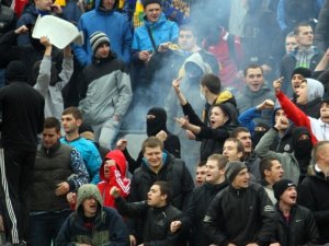 Харків'яни у Полтаві кидалися сидіннями та демонстрували свастику (+фото)