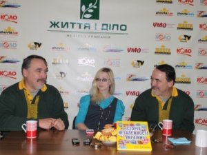 Капранови гостювали в редакції "Кола" і подарували книгу для читача