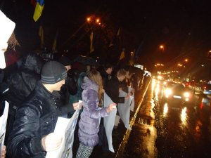 Фото: Євромайдан у Полтаві рушив на дорогу (фото)