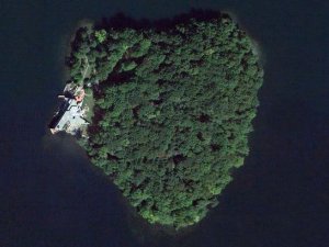 Фото: Джолі подарує чоловікові на 50-річчя острів у формі серця