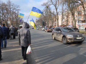 Третю годину на Євромайдані у Полтаві не розходяться люди. Фоторепортаж