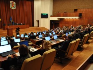 Фото: Євромайдан у Полтаві: поки депутати голосували, студенти мітингували біля облради