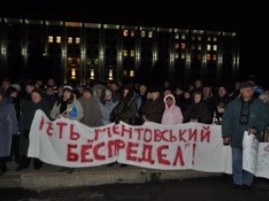 Євромайдан у Полтаві: півтори тисячі людей гріються чаєм та скандуванням гасел