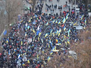 Фото: У Києві колона мітингувальників рушила до адміністрації Президента (фото)