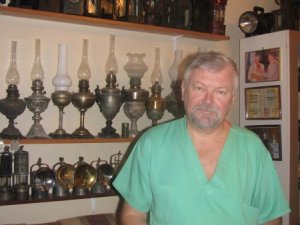 Фото: Хірург Микола Гриценко колекцію ламп та ліхтарів мріє подарувати Полтаві