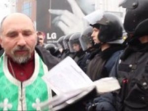 Євромайдан: полтавський священик освятив внутрішні війська (+відео)