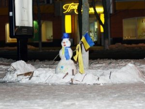 Фото: "Європейський" сніговик прикрашає Полтаву. Фотофакт.