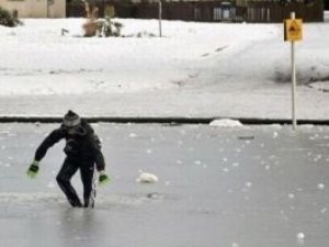 Фото: У Кременчуці хлопець ледь не загинув, провалюючись під лід