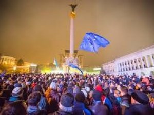 Фото: Янукович звільнив учасників Євромайдану від кримінальної відповідальності