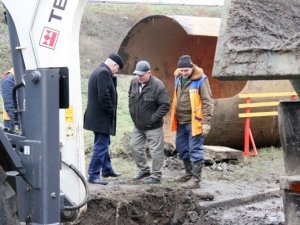 Фото: У Полтаві на одному з найстаріших колекторів замінять каналізаційний колодязь (+ фото)