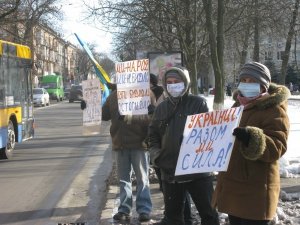 Фото: На євромайдані в Полтаві помітили провокаторів та не дали спалити прапор "Українського вибору"