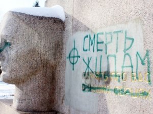 Фото: Вандалізм у Полтаві: пошкодили та обписали пам'ятник "Скорботна мати" (+ фото)