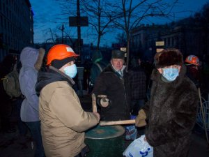 Фото: Вечір у столиці: "Беркут" зустрічали з катапультою та "коктейлями Молотова" (фото та відео)