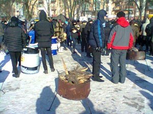 Фото: Під Полтавську ОДА зносять дрова, у будівлі - 400 міліціонерів, за словами місцевої опозиції
