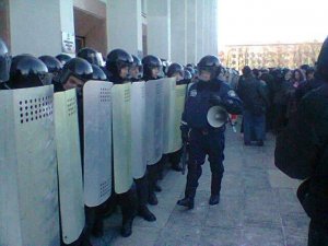 Фото: У Полтаві міліція рушила на мітингувальників, мітингувальники озброєні палицями (оновлено)
