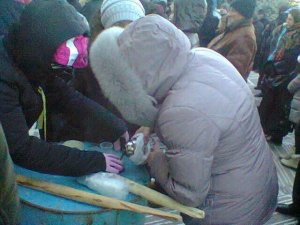 Фото: Мітингувальники у Полтаві просять підмоги у мороз: гарячий чай та бутерброди