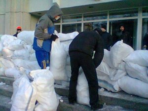 Фото: У Полтаві новостворена Народна рада ночуватиме в облраді, люди будують барикади для захисту від силовиків та тітушок