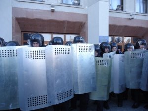 Фото: Другий день штурму Полтавської ОДА: захопили облраду. Фоторепортаж