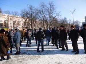 Фото: Полтавські євромайданівці вимагають пустити в ефір перемовини з Удовіченком