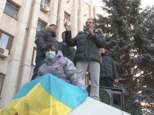 Фото: Штурм Кременчуцької міськради: мер Бабаєв виліз на автобус для розмови з мітингувальниками (відео)