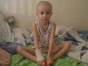 Фото: 4-річна Даша потребує допомоги на лікування від раку крові