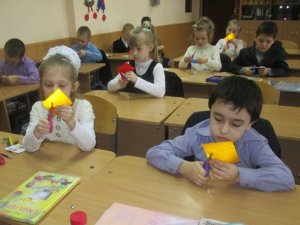 Фото: У полтавській школі вирізали світловідбиваючі серця (фото)