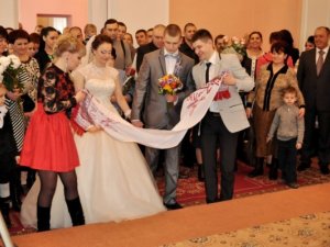 Гості, преса і мер: полтавці одружились в День Святого Валентина (фото)
