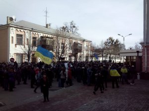 Мітингувальники у Полтаві  кинули головному міліціонеру під ноги петарду і попередили про повторний візит