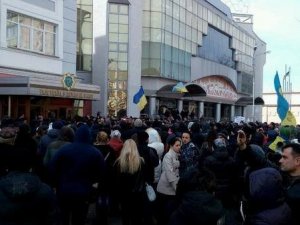 Фото: Полтавські мітингувальники пікетували обласну міліцію. Фотофакт.