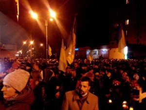 Фото: 4 тисячі полтавців пікетують обласну міліцію: до мітингувальників вийшов Федосов