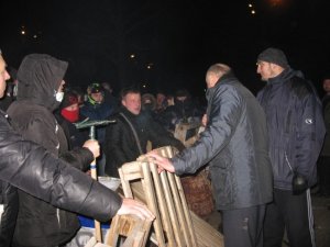 Фото: Євромайдан запропонував міліції віддати будівлю облдержадміністрації