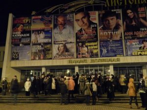 Фото: У Полтаві жінки з Майдану пікетували, аби у День жалоби відмінили концерт  в «Листопаді»