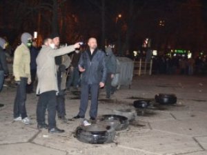 Фото: На полтавському Євромайдані не вирішать валити пам’ятник Леніну чи ні
