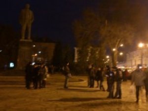 Фото: Біля пам’ятника Леніну вже зібралася майже сотня полтавців
