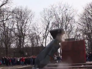 Фото: На Полтавщині у Гадячі повалили  пам’ятник Леніну (відео)