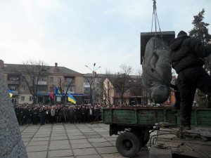 Фото: У Лубнах Леніна знесли офіційно, Кірова — ні, також провели мітинг-реквієм (фото)