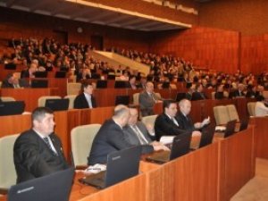 Учасники сесії Полтавської облради перебрались із зеленого до червоного залу