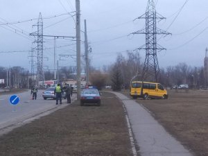 Фото: Народні новини.  У Полтаві з автомобіля-учасника ДТП зняли сині номерні знаки